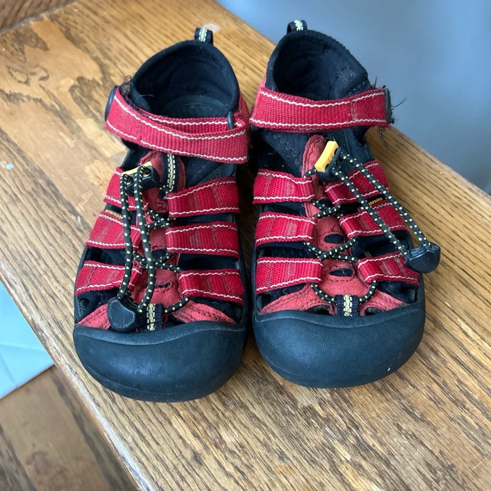 Keen kids red hiking sandals closed toe summer camp amphibious water shoes